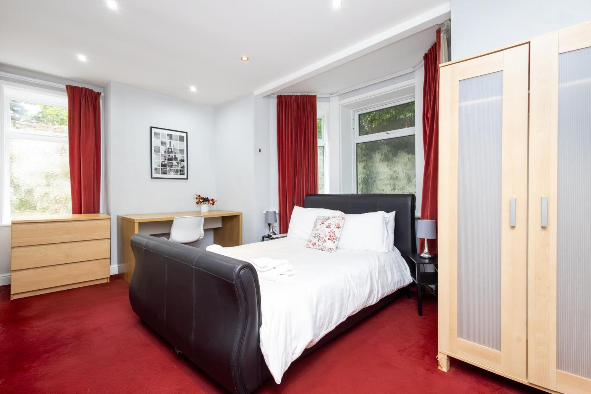 Spacious 3 Bedroom Ground Floor Apartment - 10 Mins From City Centre ลีดส์ ภายนอก รูปภาพ