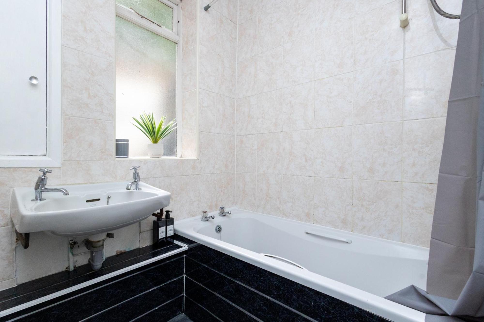 Spacious 3 Bedroom Ground Floor Apartment - 10 Mins From City Centre ลีดส์ ภายนอก รูปภาพ